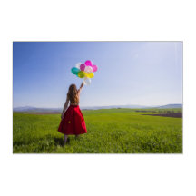 Fille avec ballons sur le terrain