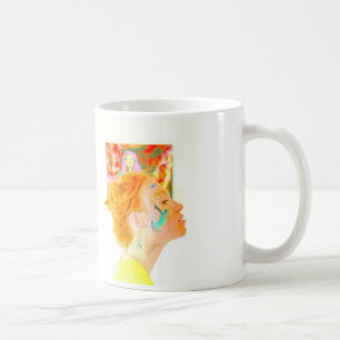 Artiste posant la tasse