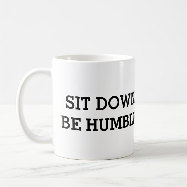 Asseyez-vous. Soyez humble. Tasse (Gauche)