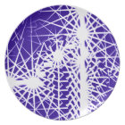 Blanc d'énergie de jour d'été sur le bleu