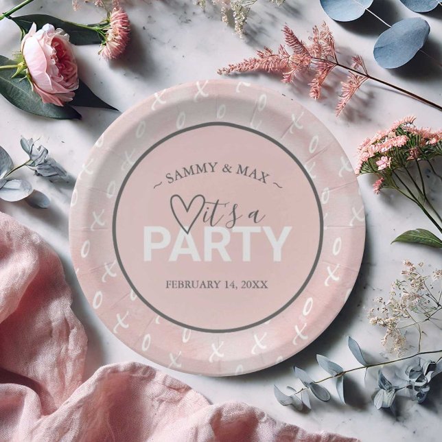 Assiettes de table pour la Saint-Valentin Rose Fil (Valentines party decor personalized paper plates with an xo pattern in white over blush pink.)