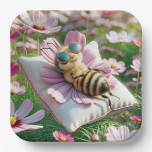 Assiettes En Carton Abeille à miel se reposant sur un oreiller
