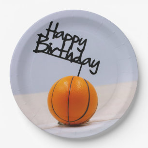 Assiettes En Carton Basket-ball avec joyeux anniversaire sur un arriè