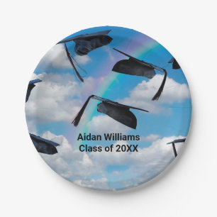 Assiettes En Carton Capuchons de graduation noirs dans le ciel avec ar