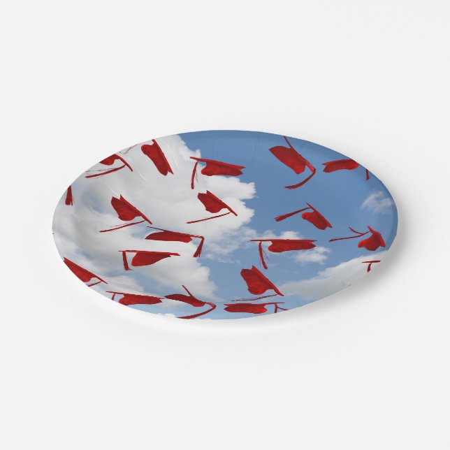 Assiettes En Carton casquettes de graduation rouge dans le ciel (Angle)