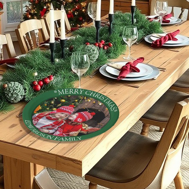 Assiettes En Carton Créer votre propre photo de famille Joyeux Noël (Create your own family photo Merry Christmas Paper Plates. Add your own photo, text and name.)