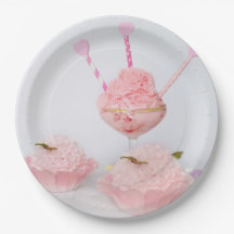 Crème glacée rose et plaques à papier jetables de