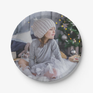 Assiettes En Carton Cute little child girl and the Christmas tree .jp