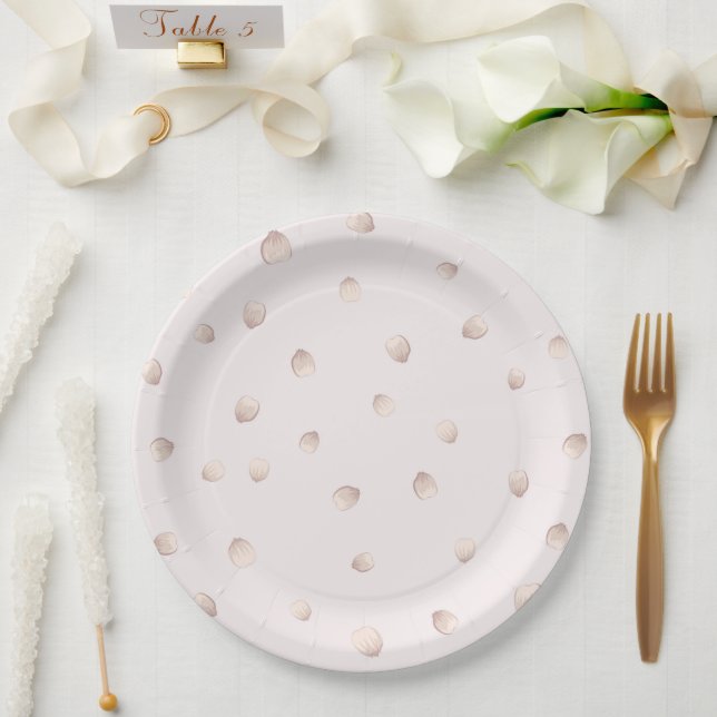 Assiettes En Carton de beaux pétales roses éparpillés (Mariage)