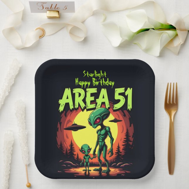 Assiettes En Carton Des Êtres Extraterrestres Apparaissent Près De La  (Mariage)