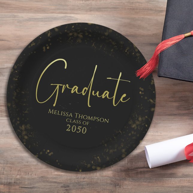 Assiettes En Carton Diplômé Simple Grad Noir Or Calligraphie Script (Black and gold splatter graduate script design with personalized name and class year theme.)