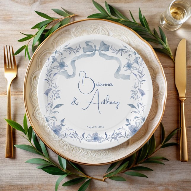 Assiettes En Carton Dusty bleu floral vert ruban élégant personnalisé (Dusty blue floral greenery ribbon elegant monogrammed  paper plates personalized table decor)