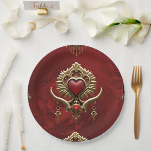 Assiettes En Carton Élégance en lustre rouge avec un coeur orné.