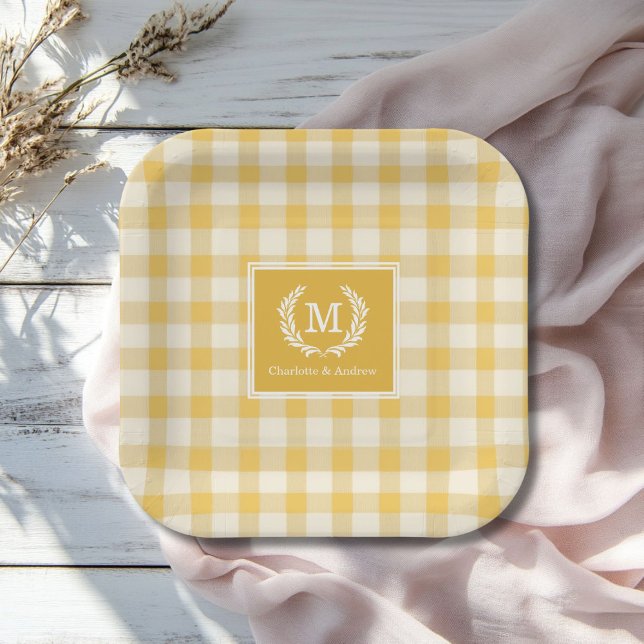 Assiettes En Carton En vichy jaune Monogramme Crest Personnalisé (Yellow Gingham Monogram Crest Custom Paper Plates with your Monogram and Names.)
