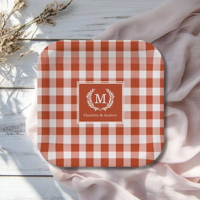 Assiettes En Carton En vichy Monogramme Orange-Rouge Crest Personnalis (Orange-Red Gingham Monogram Crest Custom Paper Plates with your Monogram and Names.)