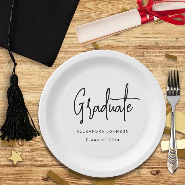 Assiettes En Carton Fête de Remise des Diplômes sur Mesure avec Écritu (Trendy modern black script graduation party custom white paper plate with graduate name and class of)