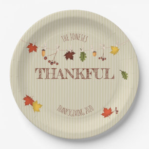 Assiettes En Carton Feuilles d'automne sur la ligne de vêtements