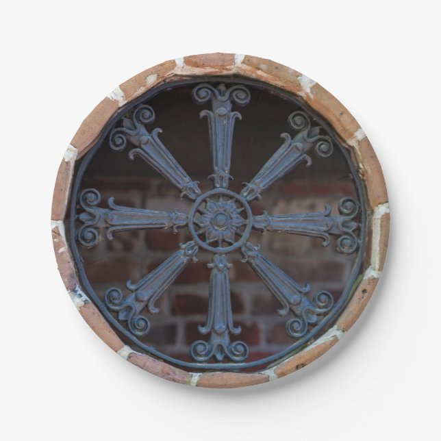 Assiettes En Carton Garde-fenêtre antique en fer forgé du Sud (Devant)