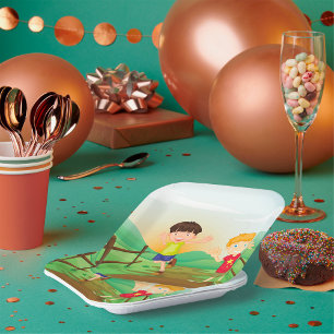 Assiettes En Carton Joyeux Enfants Jouant À L'Extérieur