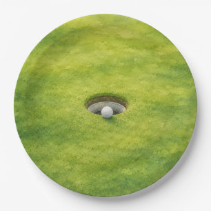 Assiettes En Carton La balle de golf est à côté du trou sur le green d