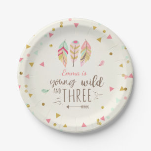 Assiettes En Carton Les jeunes plaques à papier sauvages et trois