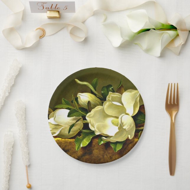 Assiettes En Carton Magnolias sur le tissu en velours or (Mariage)