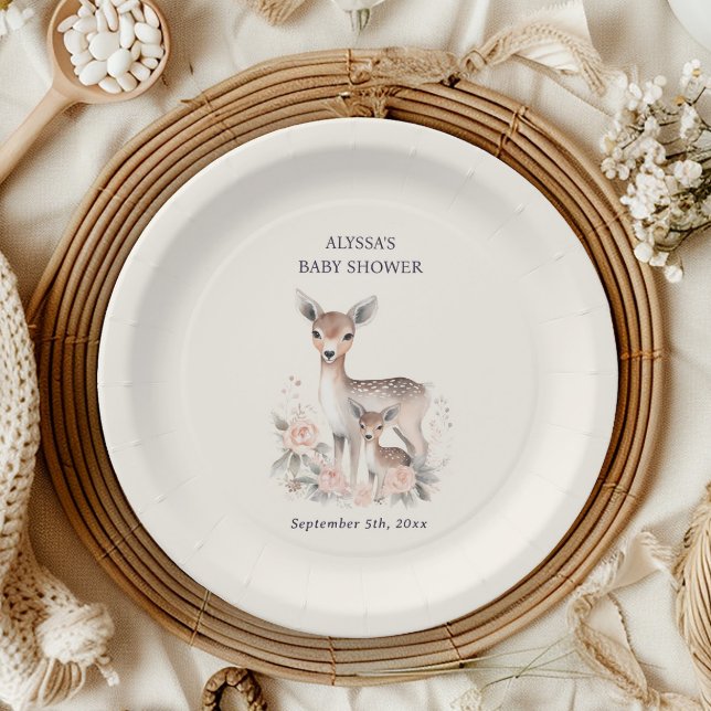 Assiettes En Carton Mignonne Bébé Cerf Mère Bébé Fille Douche (Cute deer baby shower paper plates personalized with the name of the mother-to-be)