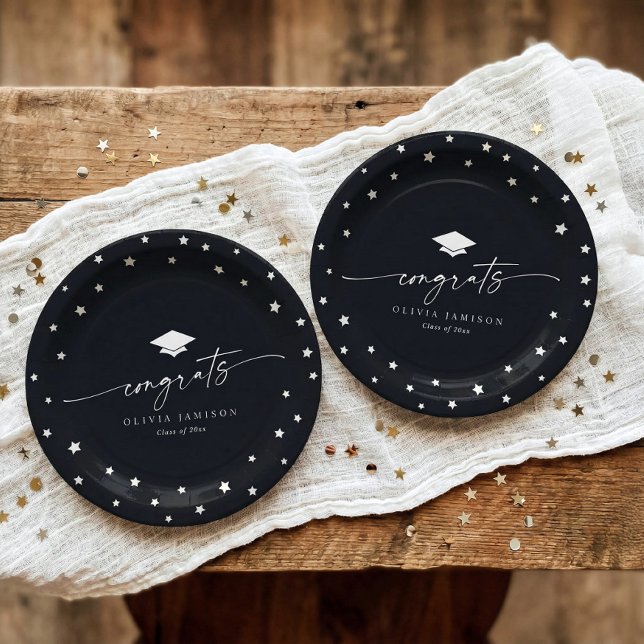 Assiettes En Carton Modern Black and White Class of 2026 Graduation (Black and white graduation plates with script congrats, stars and graduation cap)