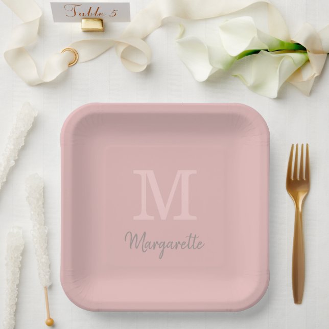 Assiettes En Carton Nom rose poussiéreux et Plaques de papier monogram (Mariage)