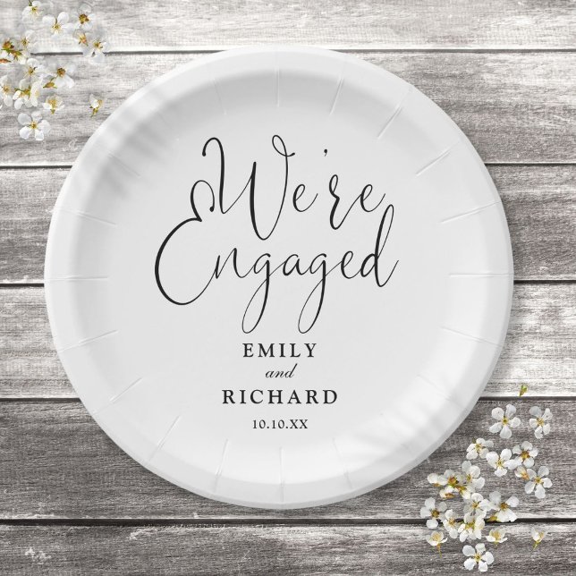 Assiettes En Carton Nous sommes Engaged Engagement Party Noir et Blanc (We're Engaged Engagement Party Black And White Paper Plates)