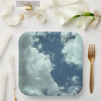 Assiettes En Carton Nuages à travers la toiture de soleil