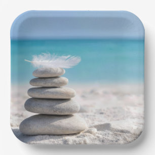 Assiettes En Carton Plume blanc sur un cairn de plage
