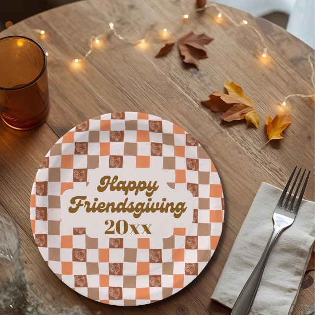 Assiettes En Carton Retro À damiers Bonne année d'action d'amitié (Retro Checkered Happy Friendsgiving Year Paper Plates)