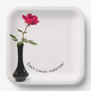 Assiettes En Carton rose rouge simple dans le vase noir
