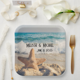 Assiettes En Carton Starfish sur une plage de sable Photo