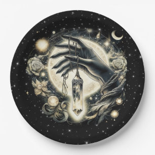 Assiettes En Carton Tenir à la main un cristal sous le clair de lune