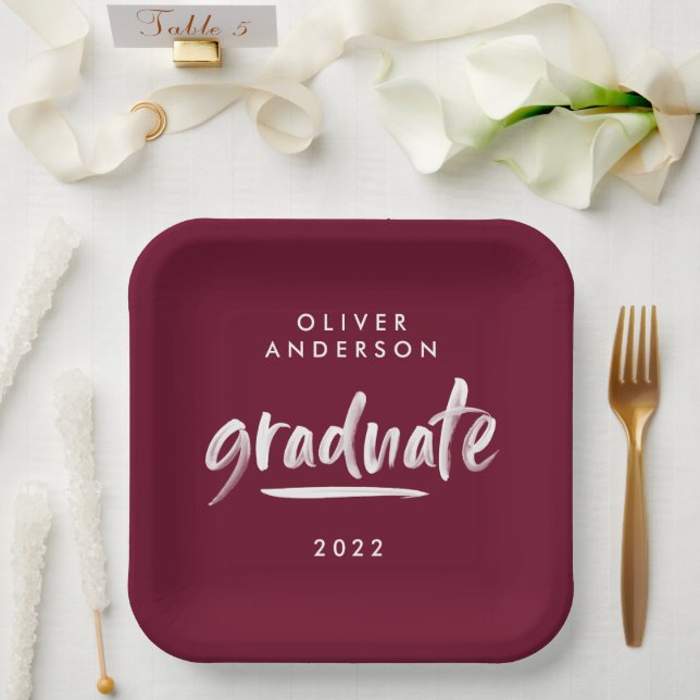 Assiettes En Carton Typographie de script moderne burgundy graduation (Mariage)