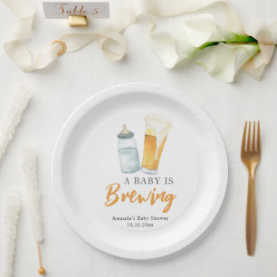 Assiettes En Carton Un bébé prépare de la bière en bouteille Baby show