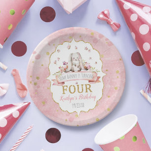 Assiettes En Carton Un lapin atteint quatre ans