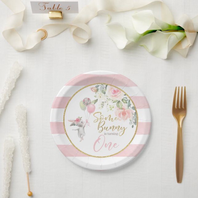 Assiettes En Carton Un lapin tourne une plaque de papier (Mariage)