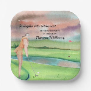 Assiettes En Carton Une femme de golf de retraite se met au vert