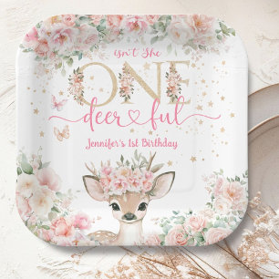 Assiettes En Carton Une fille de 1 an adorable avec un cerf rose