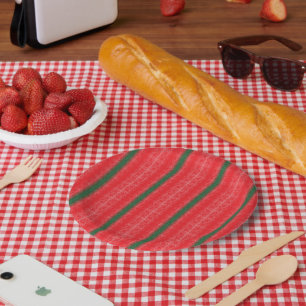 Assiettes En Carton Une pomme rouge vif est posée sur une surface blan