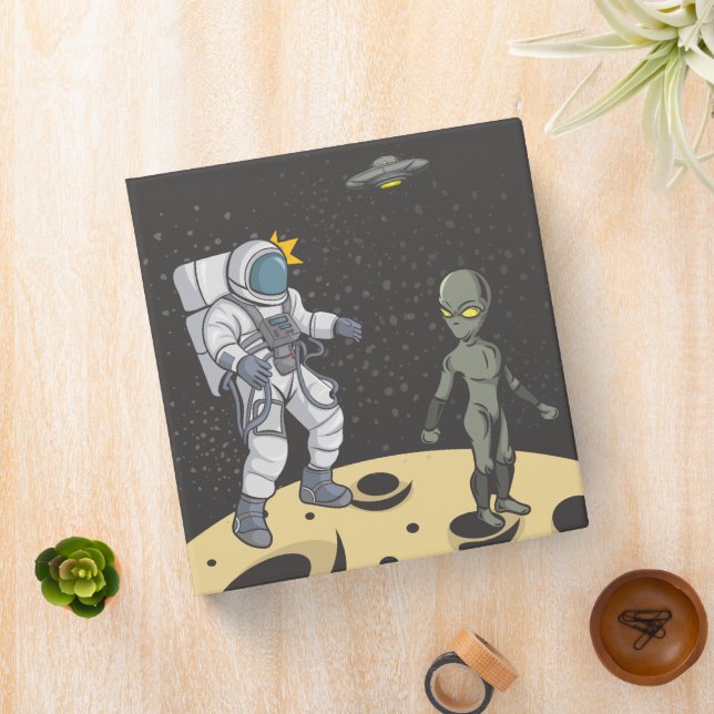 Astronaut and alien    binder (In Situ)