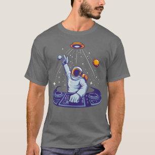 Astronaut On Turntables Cosmonauts Space Moon Plan T-Shirt