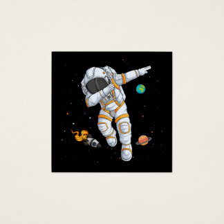 astronaute faisant danser dans l'espace avec un