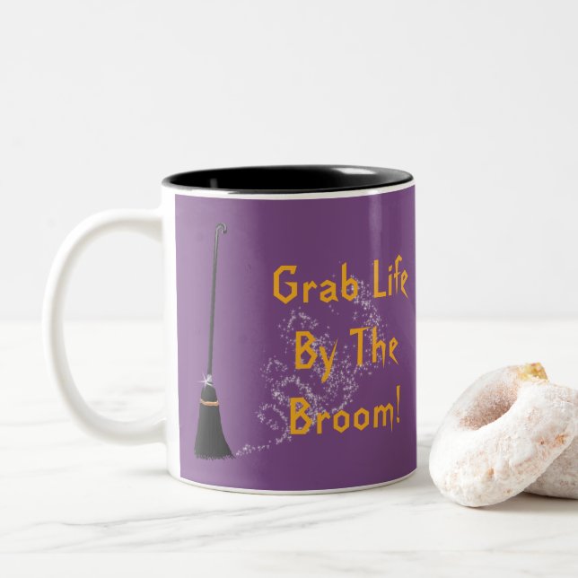 Attraper La Vie Par La Broom Halloween Mug (Avec donut)