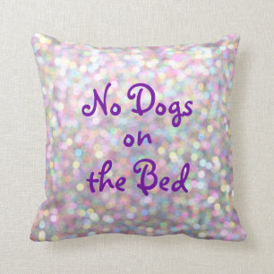 Aucuns chiens sur le coussin pourpre scintillant