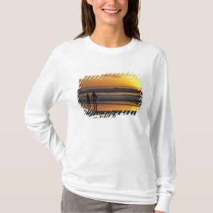 Australia, Queensland, Gold Coast, Surfers at T-Shirt