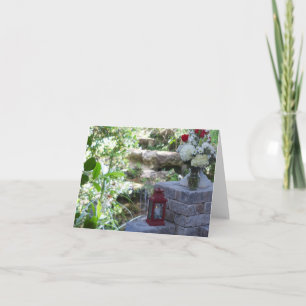 Autel de mariage de jardin sur une carte blanche